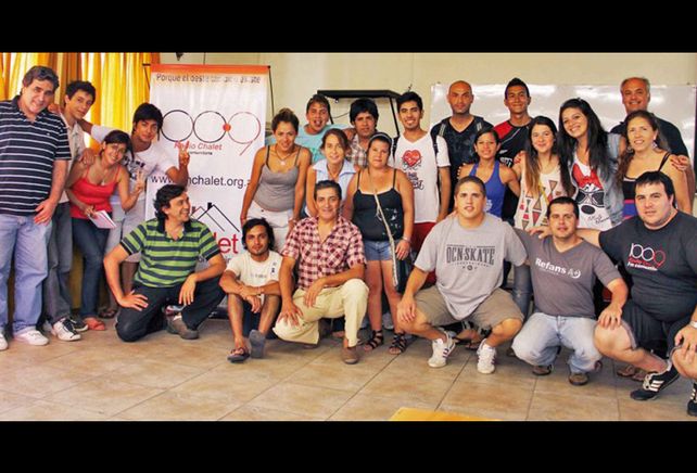 Ellos son la voz de Chalet, en la radio comunitaria del barrio