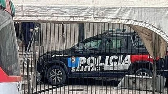 Testigos relataron que el patrullero aceleró ante la urgencia de una ambulancia con código rojo.