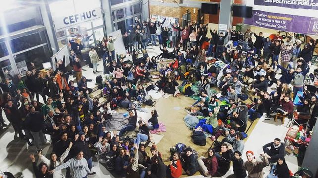 Toma universitaria y olla popular por la educación pública