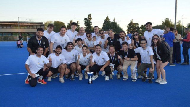 Además del trofeo