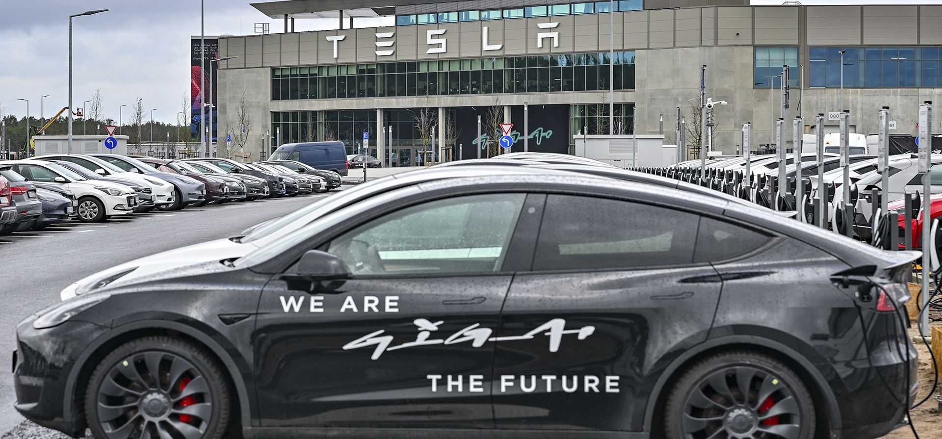 La planta Tesla Gigafactory Berlín-Brandenburgo se ve el martes 20 de febrero de 2024. Este martes se anunciarán los resultados de una consulta pública en Grünheide, cerca de Berlín, sobre los planes del fabricante de automóviles Tesla para ampliar la fábrica. (Patrick Pleul/dpa vía AP) La planta Tesla Gigafactory Berlín-Brandenburgo se ve el martes 20 de febrero de 2024. Este martes se anunciarán los resultados de una consulta pública en Grünheide, cerca de Berlín, sobre los planes del fabricante de automóviles Tesla para ampliar la fábrica. (Patrick Pleul/dpa vía AP)