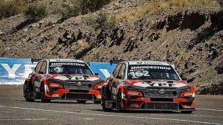Emiliano Stang marcha por delante de Matías Rossi en el inicio del campeonato de TC 2000.