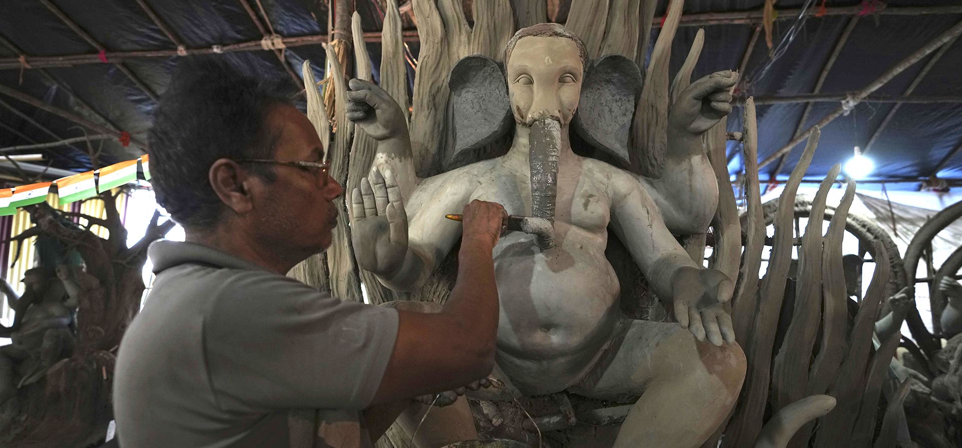 Un artesano prepara ídolos ecológicos del dios hindú Ganesha con cabeza de elefante antes del festival Ganesh Chaturthi en Hyderabad, India, el miércoles 17 de agosto de 2022.