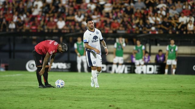 Ever Banega y la postura antes de patear el penal que pudo cambiar el destino de derrota de Newell’s en el arranque del torneo.
