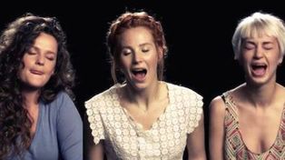 Un grupo de mujeres graban un video en el que cantan mientras tienen un orgasmo