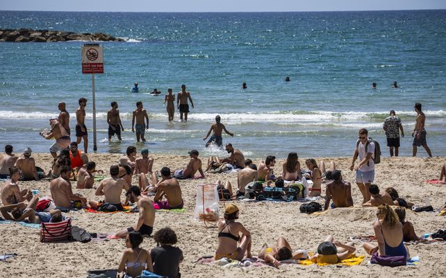 &nbsp;La gente disfruta de un día de playa en Tel Aviv