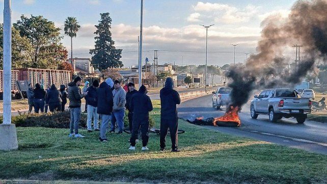 Los empleados de Granja Tres Arroyos visibilizaron su preocupación por el cierre temporario de la planta.