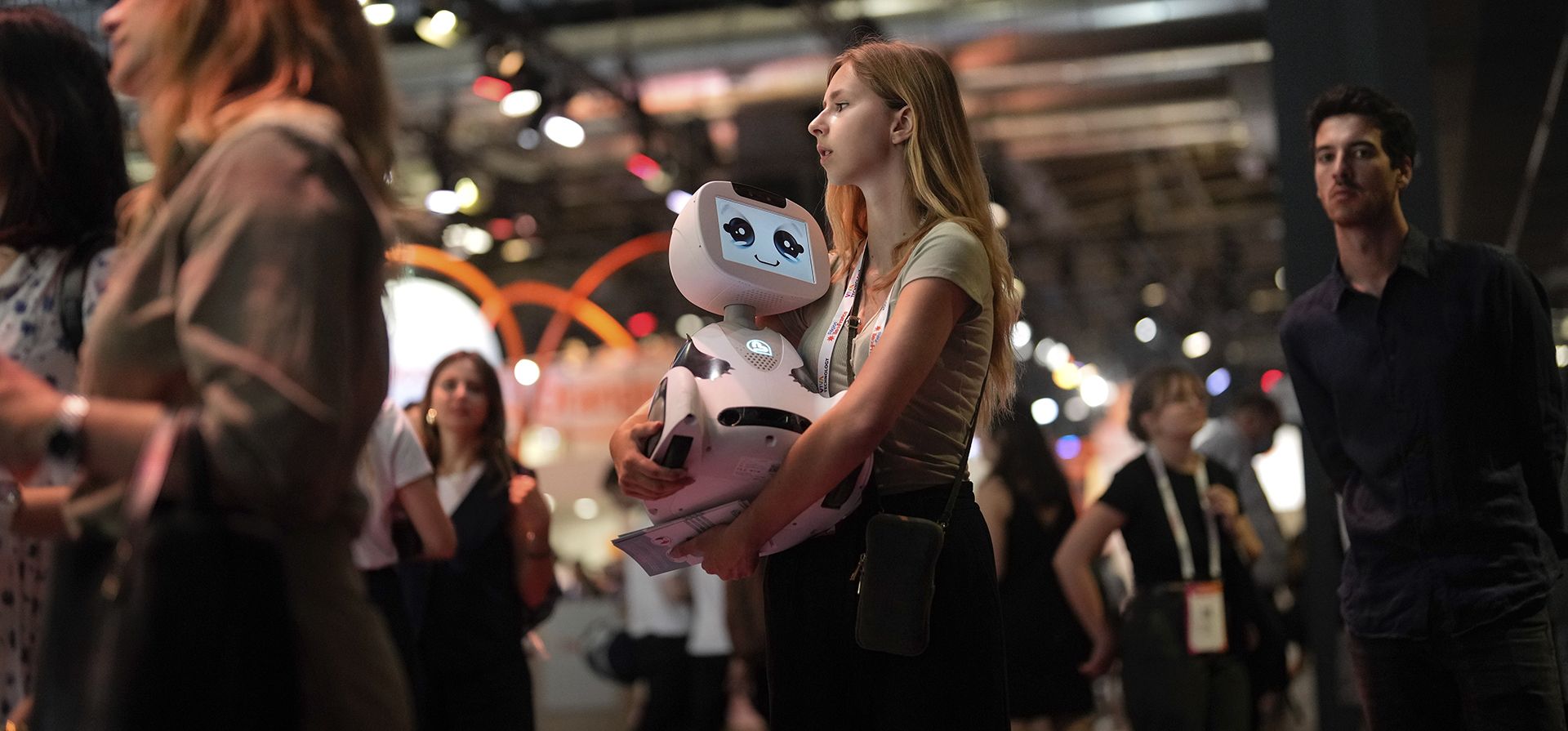 Una mujer lleva un robot durante la feria Vivatech en París, Francia, el miércoles 14 de junio de 2023. (Foto AP/Thibault Camus) Una mujer lleva un robot durante la feria Vivatech en París, Francia, el miércoles 14 de junio de 2023. (Foto AP/Thibault Camus)