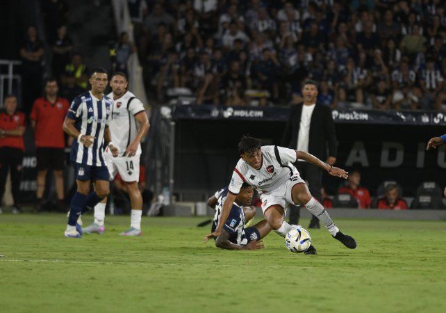 El juvenil Facundo Guch intenta progresar con la pelota en un ataque de Newells. Al rojinegro le costó mucho generar chances netas de gol en la noche cordobesa.