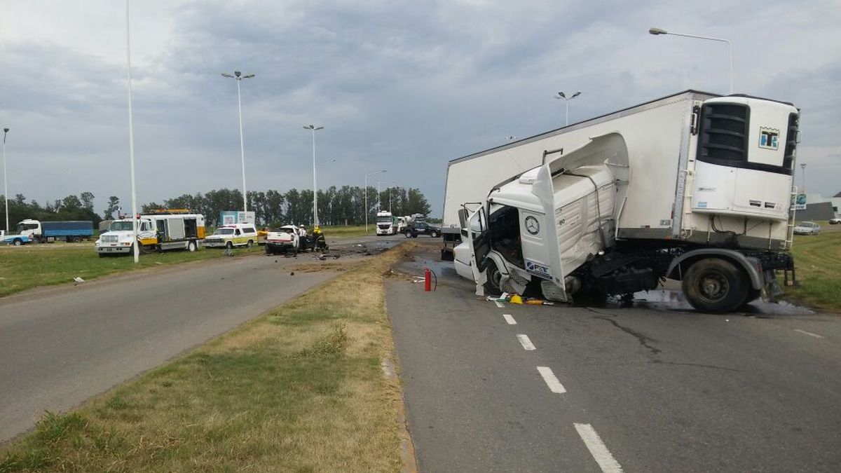 Tres muertos al chocar una pickup y un camión en la ruta 34 cerca de ...