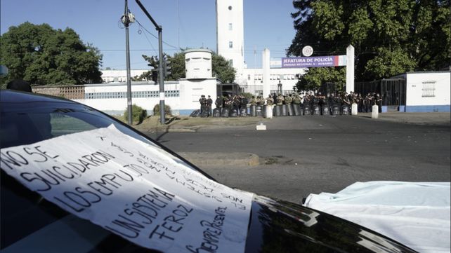 Grupos de combate fueron a custodiar el portón en la sede de la Policía de Santa Fe.