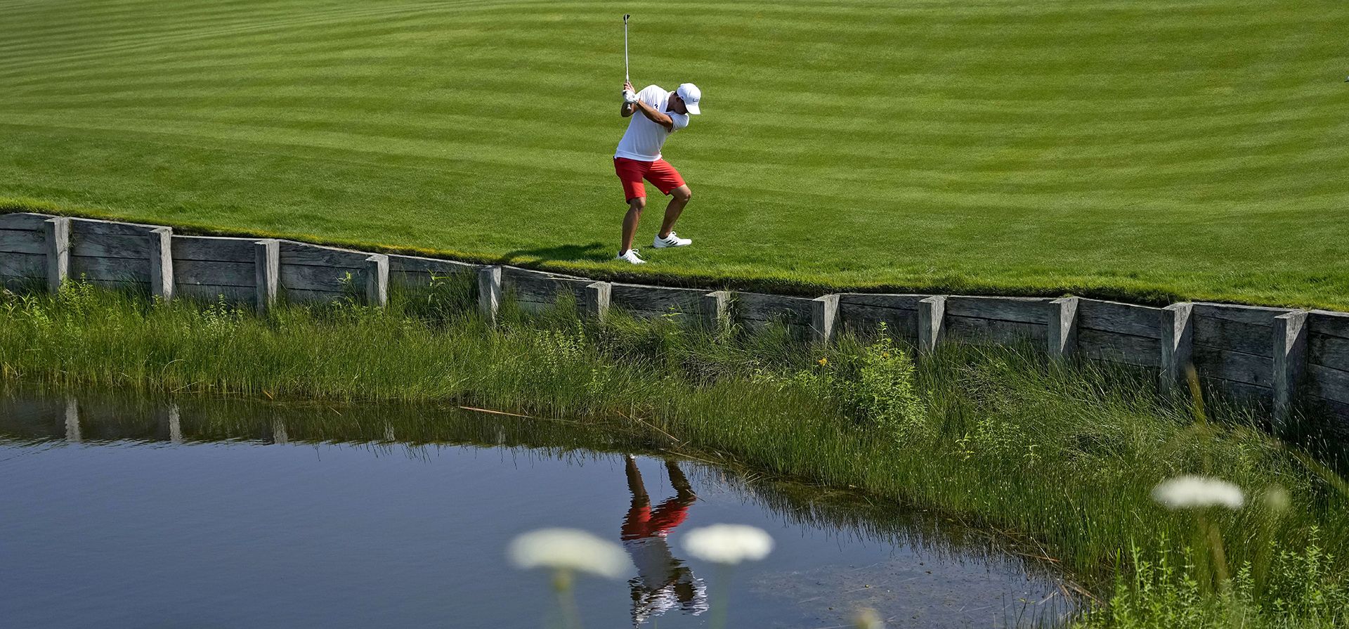 Collin Morikawa, de Estados Unidos, golpea el green del hoyo 11 durante una ronda de práctica para el torneo de golf masculino de los Juegos Olímpicos de Verano de 2024, el lunes 29 de julio de 2024, en Le Golf National en Saint-Quentin-en-Yvelines, Francia. (Foto AP/Matt York) Collin Morikawa, de Estados Unidos, golpea el green del hoyo 11 durante una ronda de práctica para el torneo de golf masculino de los Juegos Olímpicos de Verano de 2024, el lunes 29 de julio de 2024, en Le Golf National en Saint-Quentin-en-Yvelines, Francia. (Foto AP/Matt York)
