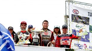 De estreno. Valentín, recibe su primer trofeo de ganador, flanqueado por Urcera y el piloto de Paraná.&nbsp;