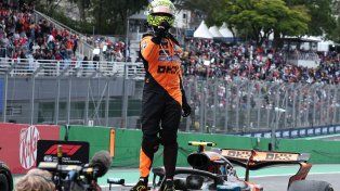 Lando, subido al McLaren, celebra. La tribuna, de fondo, no quedó muy contenta.