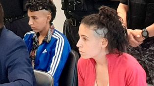 La mamá de Lucio Magdalena Espósito (adelante) y Abigail Páez (de azul), las acusadas de asesinar al chiquito.