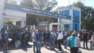 Echaron a otros 49 empleados de la Fábrica Militar de Beltrán