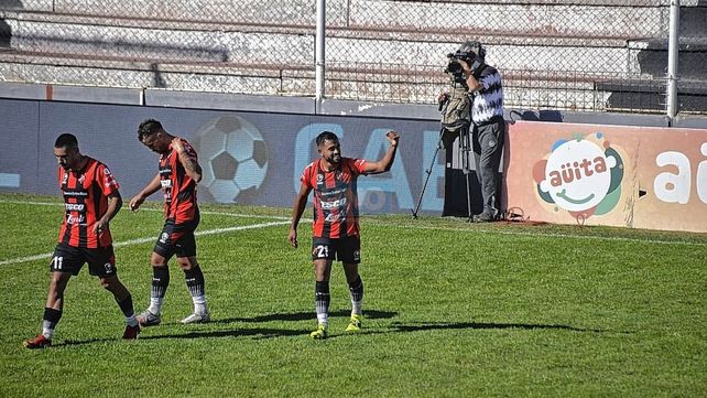 Martín Garay festeja su gol
