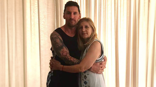 Foto de archivo. Messi junto a su mamá