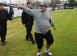 A Maradona le repararon el bypass gástrico para ver si baja 35 kilos