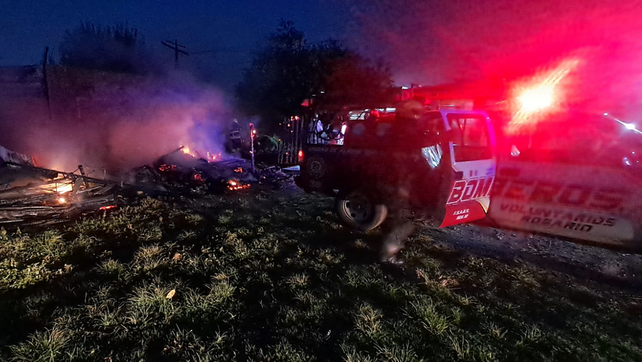 Una humilde vivienda terminó destruida por un incendio en zona sur