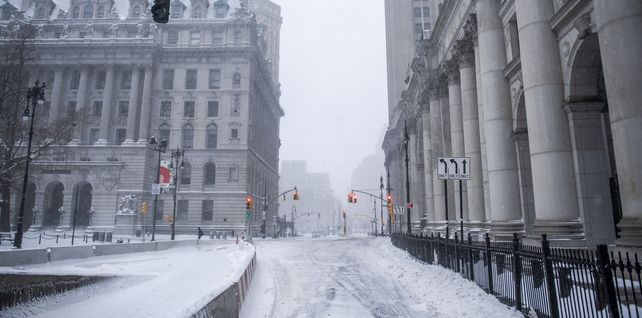 El ayuntamiento de Nueva York quedó cubierto de nieve después de una poderosa tormenta del noreste que barrió la costa este de EE.UU.