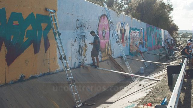Fiesta de Disfraces: disfraces en los comercios y mural para recibir a los visitantes