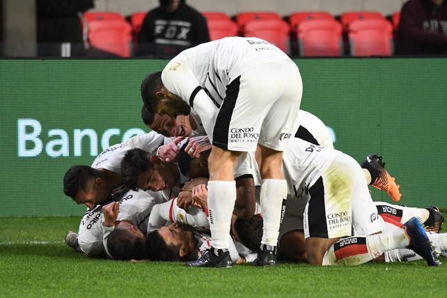 Newells derrotó con solidez a Estudiantes y es puntero del torneo en soledad