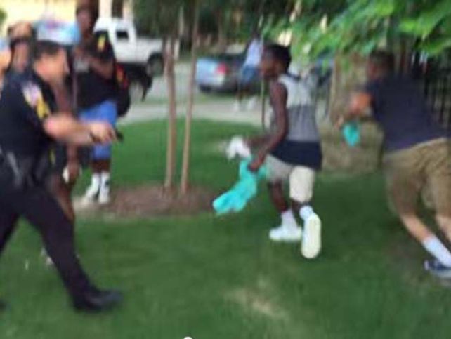 Video: brutal reacción policial en una pool party en Texas