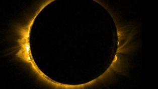 Miles en Indonesia de turistas disrfrutan de un eclipse total de sol