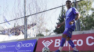 Estampa de crack. Juan Cruz Vega se prepara la lanzar el tiro de esquina, en el que pudo ser su último partido en Argentino.
