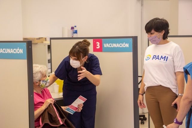 La vacunación a jubiladas y jubilados comenzó este jueves en todo el país.