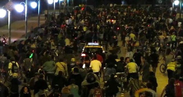 Un taxista atropelló a una caravana de ciclistas y tres personas resultaron heridas
