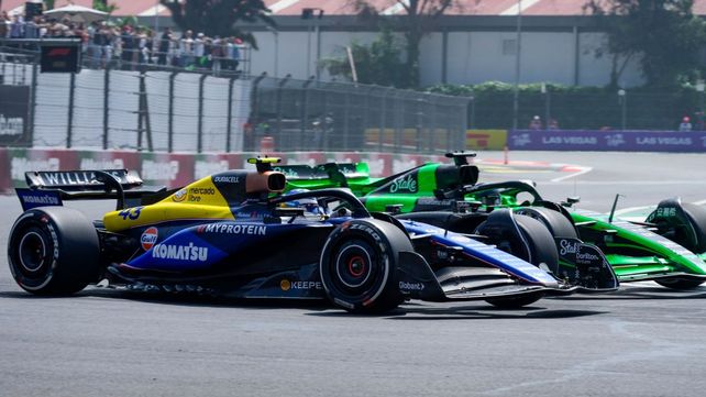 Franco Colapinto en una escena que parece de carrera ante Valtteri Bottas en México. El argentino anduvo bien y su compañero de Williams muy mal.