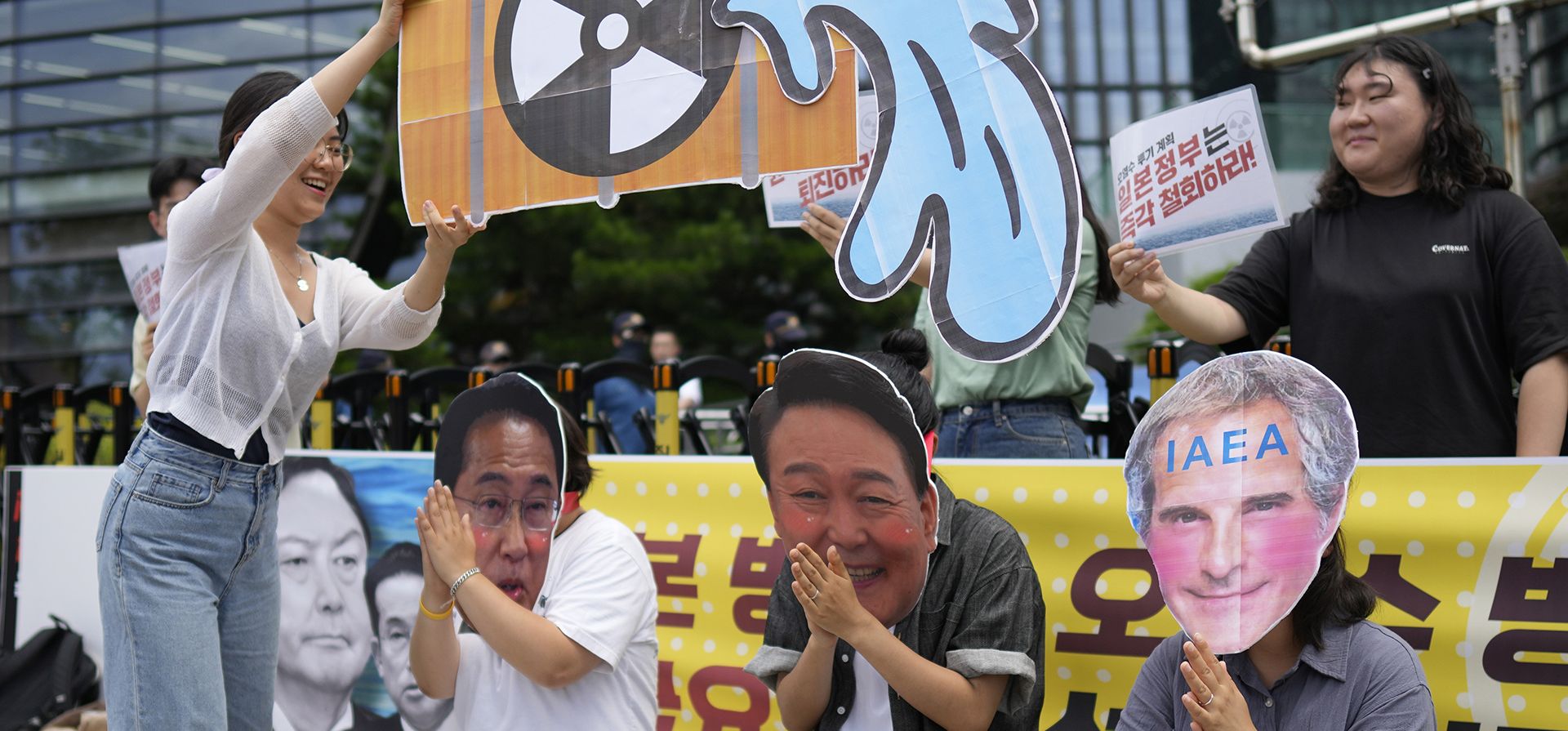 Estudiantes con carteles de los rostros del primer ministro japonés Fumio Kishida, del presidente surcoreano Yoon Suk Yeol y del director de la Organismo Internacional de Energía Atómica, Rafael Mariano Grossi, durante una protesta el viernes 7 de julio de 2023, en Seúl, Corea del Sur, contra el plan del gobierno de Japón para verter al mar las aguas residuales de la central nuclear de Fukushima. (Foto AP/Lee Jin-man) Estudiantes con carteles de los rostros del primer ministro japonés Fumio Kishida, del presidente surcoreano Yoon Suk Yeol y del director de la Organismo Internacional de Energía Atómica, Rafael Mariano Grossi, durante una protesta el viernes 7 de julio de 2023, en Seúl, Corea del Sur, contra el plan del gobierno de Japón para verter al mar las aguas residuales de la central nuclear de Fukushima. (Foto AP/Lee Jin-man)