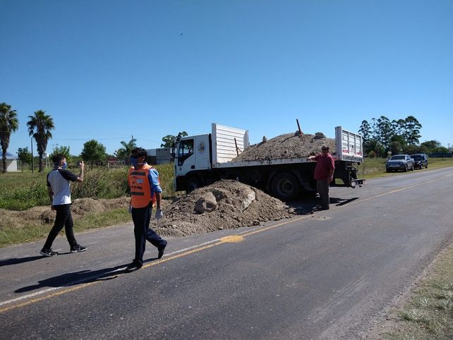 Funcionarios supervisando que la medida del intendente se lleve a cabo.&nbsp; 