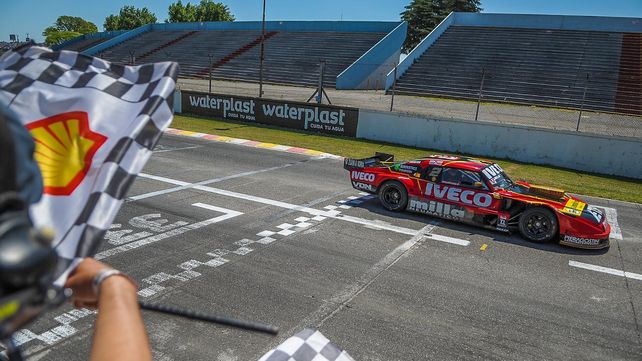 El Manu Urcera llega a la meta victorioso en el Gálvez. Fue su tercera victoria en el TC y lo pone en carrera para pelear el título.