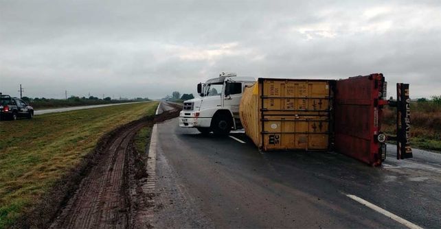 El camión Mercedes Benz quedó obstruyendo la calzada en la autopista Rosario-Santa Fe.
