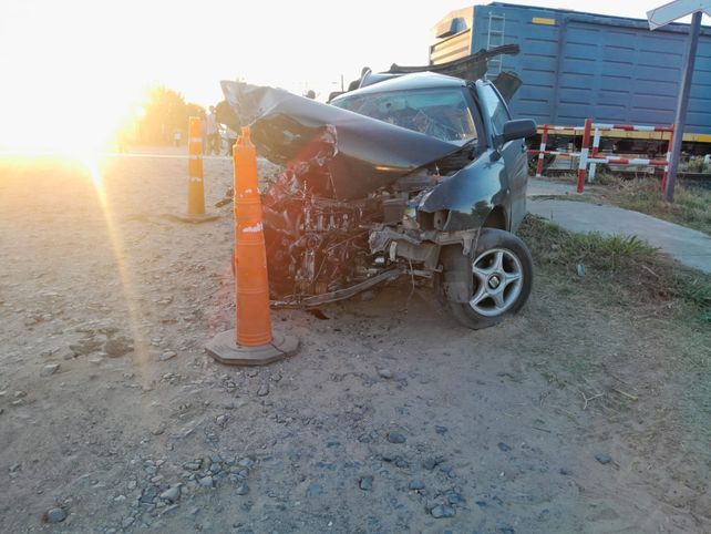 Un tren arrolló a un auto en el ingreso norte a Desvío Arijón