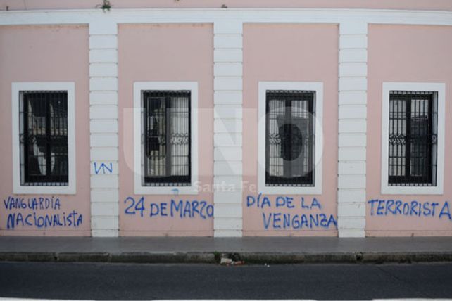En el día de la Memoria, aparecieron pintadas frente a un colegio