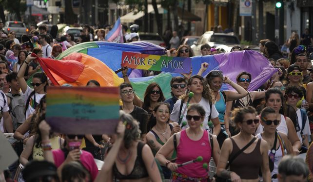 Una multitud copó las calles de Rosario en una nueva Marcha del Orgullo.