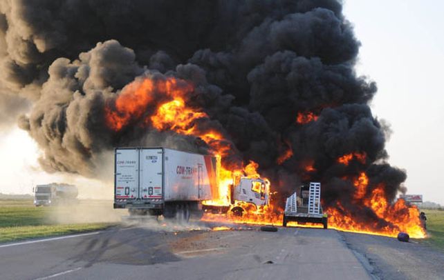 Fuego en la ruta. El incendio produjo una llama de enormes dimensiones y una columna de humo que se elevó varios metros.