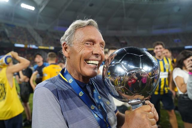 Russo exhibe con alegría el trofeo de la Copa de la Liga que ganó con Central en 2023.