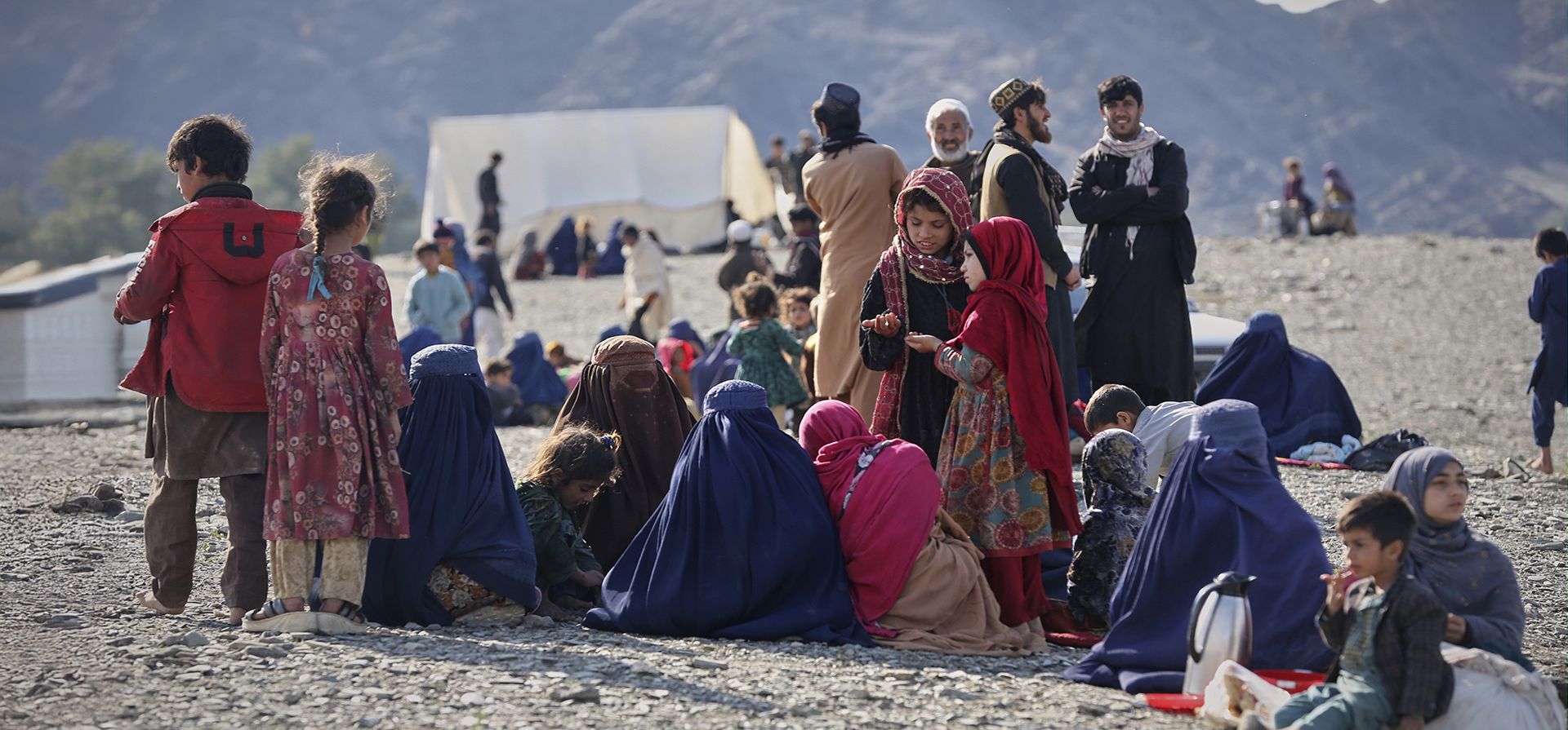 Afganos esperan para cruzar la frontera cerrada de Torkham con Pakistán, donde fuerzas paquistaníes y afganas intercambiaron disparos durante la noche, en Torkham, Afganistán, el lunes 3 de marzo de 2025. (Foto AP/Shafiullah Kakar)