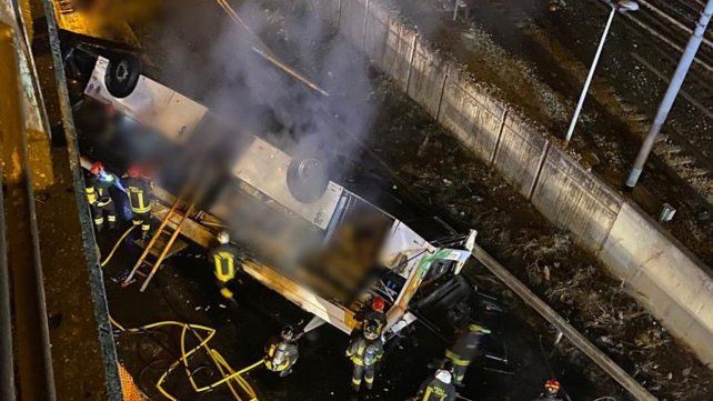Al menos 20 muertos al caer un colectivo de un puente en Venecia