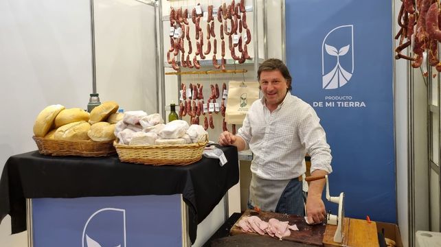 Leandro Gabbi de Establecimiento Oliveros presentó su línea de chacinados y fiambres sin Tacc y cautivó a los visitantes.&nbsp;