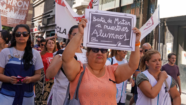Los gremios docentes suspendieron las actividades públicas organizadas en el marco del paro de 48 horas que inician este martes en reclamo de un aumento salarial.&nbsp;