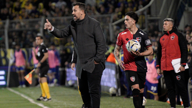 Fabbiani perdi&oacute; su primer cl&aacute;sico como entrenador de Newell's. Le err&oacute; con el planteo.