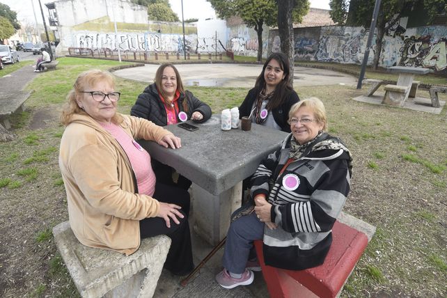 La historia de cuatro mujeres que convirtieron una plaza en el corazón del barrio