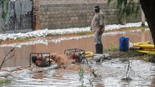 Bombas extrayendo agua de las calles en La Vuelta del Paraguayo.
