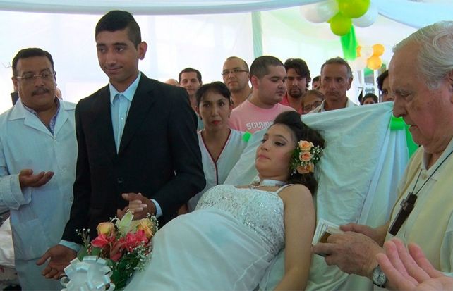 Juntos a la par. Mauricio Conrado Singh (24) y Ailin durante la ceremonia del Sí